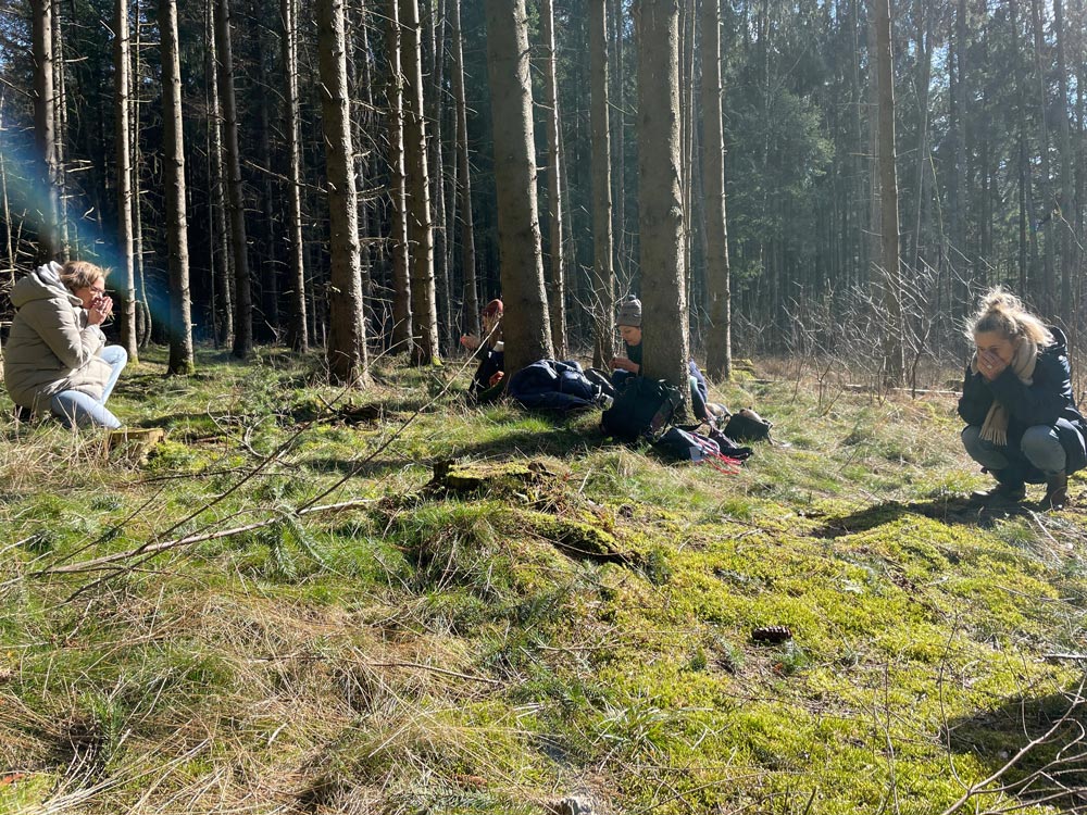 Menschen genießen und erleben den Wald mit den Sinnen mit Shinrin Yoku, Waldbaden und Waldtherapie