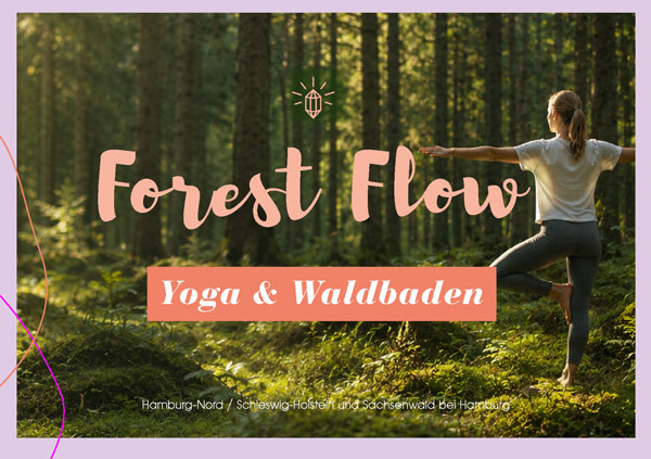 Forest Flow – Yoga und Waldbaden in Hamburg. Teilnehmerin macht Yoga in einem sonnendurchfluteten Herbstwald.